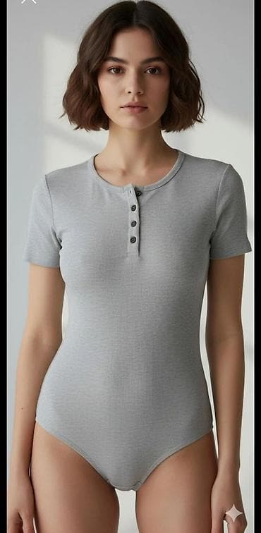 Ženski bodi sa kratkim rukavima, svetlosive boje. Model sa okruglim na lalafo.rs Ženski bodi sa kratkim rukavima, svetlosive boje. Model sa okruglim