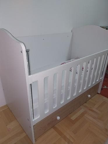 Dečji krevetac sa fiokama i spuštajućom ogradicom - Materijal na lalafo.rs Dečji krevetac sa fiokama i spuštajućom ogradicom - Materijal