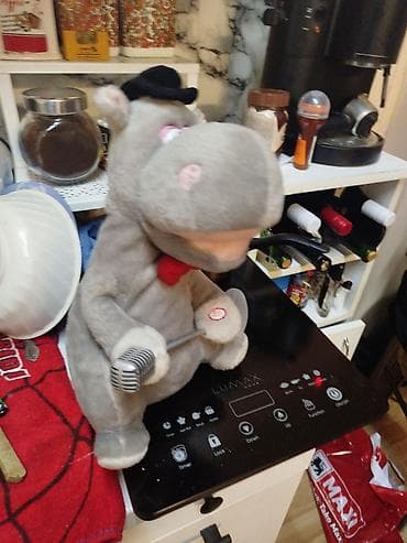 Plišana igračka – pevač nilski konj sa mikrofonom - Lik: sivi nilski na lalafo.rs Plišana igračka – pevač nilski konj sa mikrofonom - Lik: sivi nilski