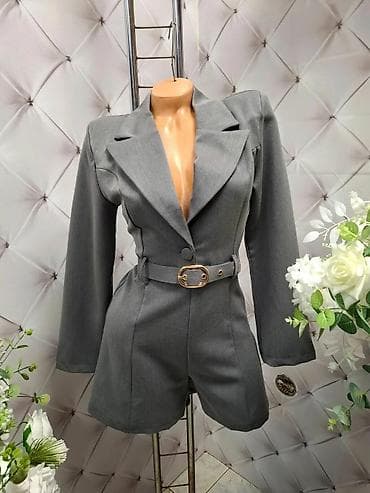 Elegantni ženski kratki kombinezon sa blejzer krojem - Model na lalafo.rs — 2 Elegantni ženski kratki kombinezon sa blejzer krojem - Model — 2