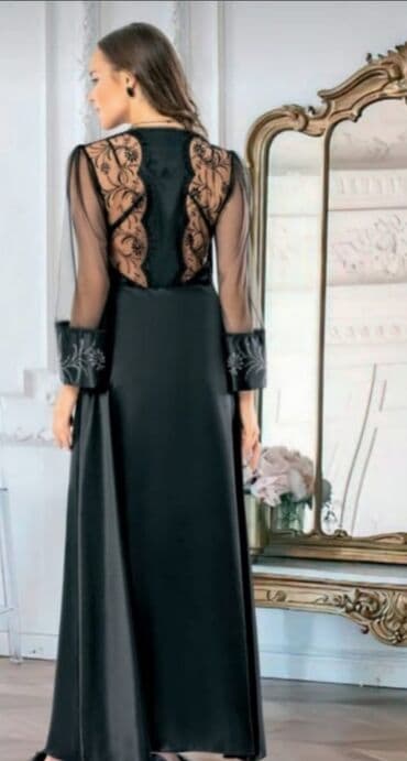 Ženski set koji uključuje spavaćicu na bretele sa dugim porubom i na lalafo.rs Ženski set koji uključuje spavaćicu na bretele sa dugim porubom i