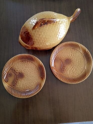 Keramički set za posluživanje ribe – posuda sa poklopcem i 2 tanjira na lalafo.rs Keramički set za posluživanje ribe – posuda sa poklopcem i 2 tanjira