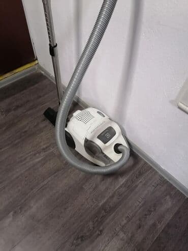 Robot usisivači: Electrolux SuperCyclone usisivač bez kese – Animal Care - Ciklonska na lalafo.rs — 1 Robot usisivači: Electrolux SuperCyclone usisivač bez kese – Animal Care - Ciklonska — 1