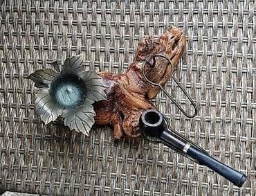 cepaci za drva: Stara pepeljara sa dva držača za lule na drvenom postolju. Stara na lalafo.rs — 2 cepaci za drva: Stara pepeljara sa dva držača za lule na drvenom postolju. Stara — 2