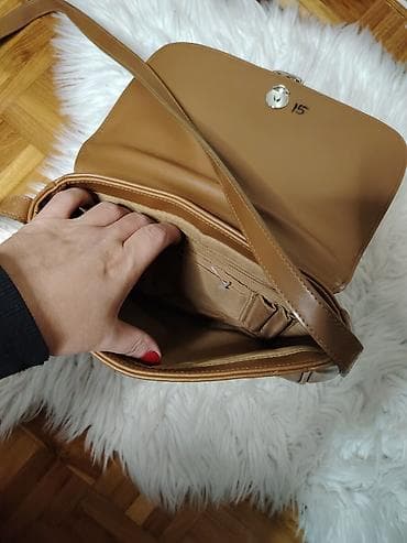 Ženska torba preko ramena – karamel smeđa - Materijal: glatka na lalafo.rs — 4 Ženska torba preko ramena – karamel smeđa - Materijal: glatka — 4