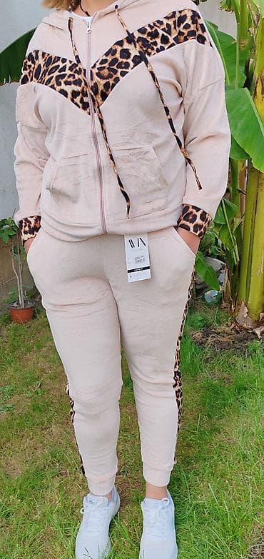 Komplet trenerka sa leopard printom. Gornji deo ima kapuljaču i na lalafo.rs — 4 Komplet trenerka sa leopard printom. Gornji deo ima kapuljaču i — 4