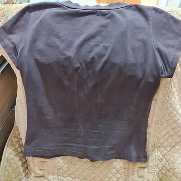 Dva ženska komada odeće – majica i pantalone. Majica: - Kratki rukavi na lalafo.rs — 2 Dva ženska komada odeće – majica i pantalone. Majica: - Kratki rukavi — 2