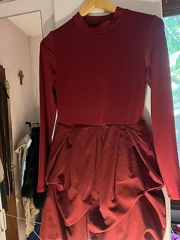 Haljine: Elegantna bordo haljina sa dugim rukavima i zanimljivim, voluminoznim na lalafo.rs Haljine: Elegantna bordo haljina sa dugim rukavima i zanimljivim, voluminoznim