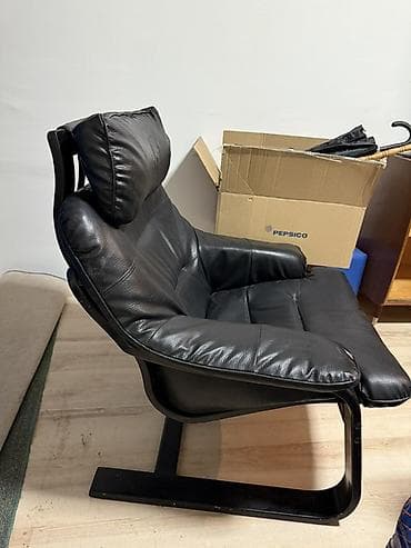 Kožna lounge/fotelja u crnoj boji - Duboko, široko sedište sa debelim na lalafo.rs — 2 Kožna lounge/fotelja u crnoj boji - Duboko, široko sedište sa debelim — 2