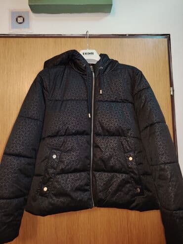 Ženska zimska jakna MOHITO - Model: kratka puffer jakna sa kapuljačom na lalafo.rs Ženska zimska jakna MOHITO - Model: kratka puffer jakna sa kapuljačom