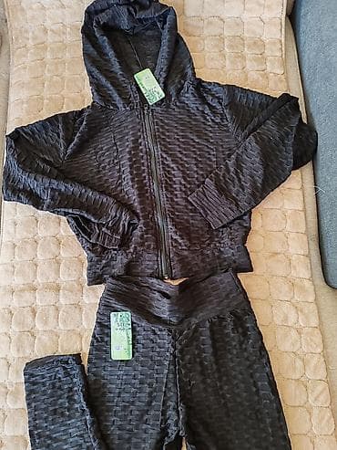 Crni sportski komplet sa teksturom sačinjen od dukserice sa kapuljačom na lalafo.rs — 1 Crni sportski komplet sa teksturom sačinjen od dukserice sa kapuljačom — 1