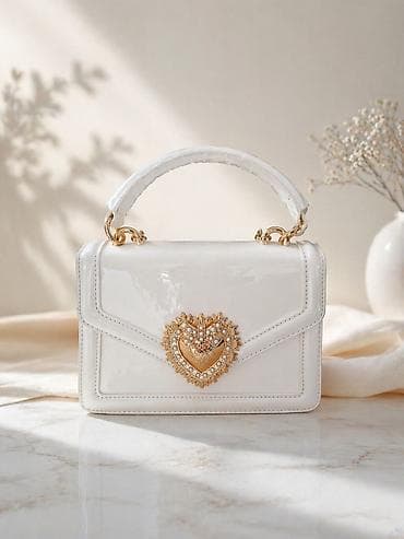 Elegantna bela torbica sa zlatnim detaljima 🤍✨ Savršen model za na lalafo.rs Elegantna bela torbica sa zlatnim detaljima 🤍✨ Savršen model za