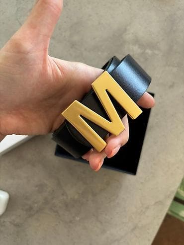 Kožni kaiš MONA sa velikom metalnom kopčom u obliku slova M. Potpuno na lalafo.rs Kožni kaiš MONA sa velikom metalnom kopčom u obliku slova M. Potpuno