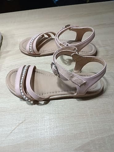 Očuvane patike broj 34 i sandale broj 33.
Cena je za oba para na lalafo.rs — 1 Očuvane patike broj 34 i sandale broj 33.
Cena je za oba para — 1