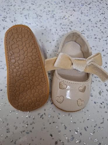 Par bež lakovanih cipelica za bebe, ukrašenih srcima i mašnicama od at lalafo.rs — 3 Par bež lakovanih cipelica za bebe, ukrašenih srcima i mašnicama od — 3