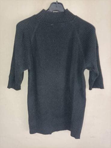 Roll-necks: Na prodaju crna rolka sa 3/4 rukavima, M-L veličina, brenda Essential at lalafo.rs — 2 Roll-necks: Na prodaju crna rolka sa 3/4 rukavima, M-L veličina, brenda Essential — 2