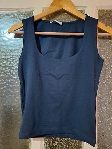 Teget plava ženski top bez rukava.Poduplana u predelu grudi, idealna na lalafo.rs Teget plava ženski top bez rukava.Poduplana u predelu grudi, idealna