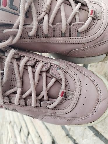 Fila patike br 37, napred malo oljistena jedna na lalafo.rs — 6 Fila patike br 37, napred malo oljistena jedna — 6