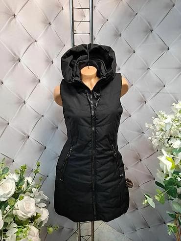 Ženska dugačka prsluk-jakna bez rukava sa kapuljačom - Model na lalafo.rs Ženska dugačka prsluk-jakna bez rukava sa kapuljačom - Model