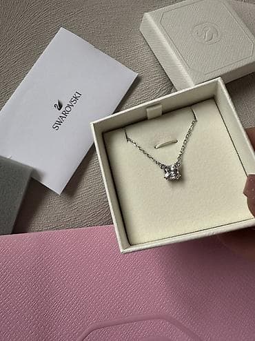 original esprit: Ogrlica Swarovski - Novo
Original pakovanje, kesa i sertifikat.
Sve at lalafo.rs — 1 original esprit: Ogrlica Swarovski - Novo
Original pakovanje, kesa i sertifikat.
Sve — 1