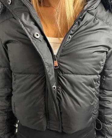 Ženska kratka štepana jakna sa kapuljačom. Ovaj model jakne ima na lalafo.rs Ženska kratka štepana jakna sa kapuljačom. Ovaj model jakne ima