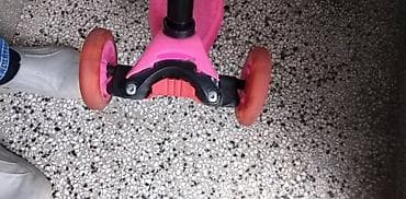 Trotinet Scooter sa cetiri tocka – dva napred i dva pozadi koji svetle na lalafo.rs — 3 Trotinet Scooter sa cetiri tocka – dva napred i dva pozadi koji svetle — 3