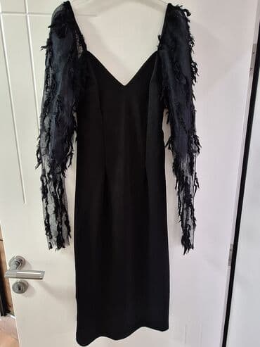 Elegantna crna haljina sa efektim rukavima - Kroj: uska midi silueta na lalafo.rs Elegantna crna haljina sa efektim rukavima - Kroj: uska midi silueta