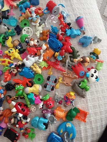 Velika kutija mešanih malih figurica i dodataka – kolekcija raznih na lalafo.rs — 3 Velika kutija mešanih malih figurica i dodataka – kolekcija raznih — 3