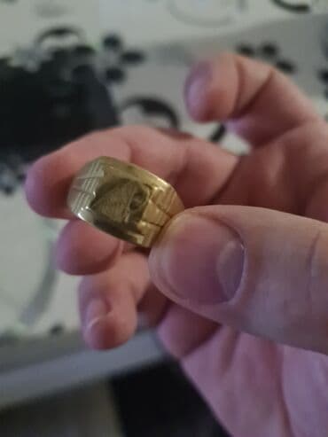 Masivni muški prsten – žuta boja metala, širokog profila. Prednja na lalafo.rs — 1 Masivni muški prsten – žuta boja metala, širokog profila. Prednja — 1