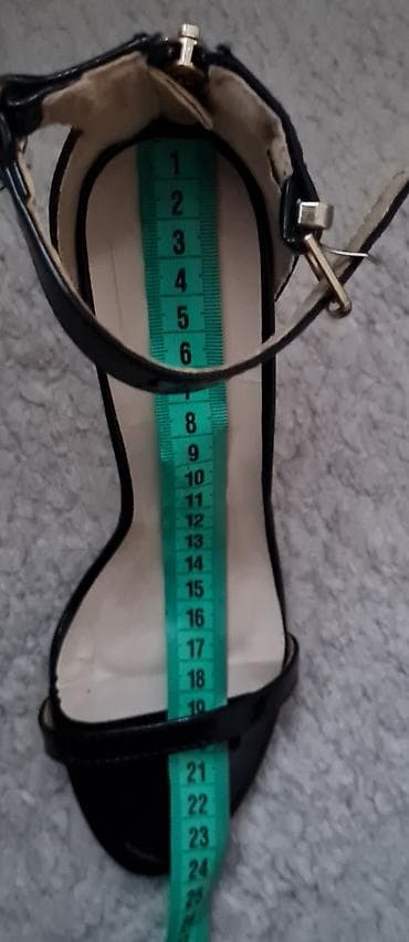 Sandale, vel.37. Jednom obuvene.
poklon uz kupovinu ovih sandala na lalafo.rs — 5 Sandale, vel.37. Jednom obuvene.
poklon uz kupovinu ovih sandala — 5