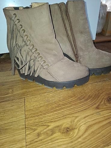 Moderne ženske gležnjače u bež-braon boji, sa ukrasnim resama i na lalafo.rs — 2 Moderne ženske gležnjače u bež-braon boji, sa ukrasnim resama i — 2