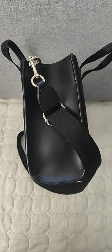 Crna Tommy Hilfiger torba modernog dizajna, pogodna za svakodnevnu na lalafo.rs — 7 Crna Tommy Hilfiger torba modernog dizajna, pogodna za svakodnevnu — 7