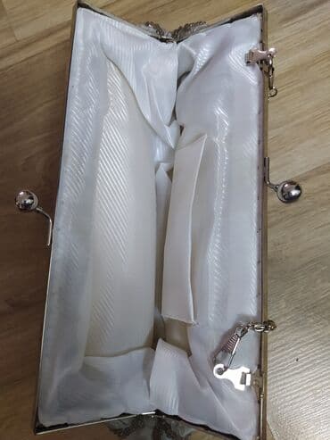 Prodajem elegantnu torbicusivo - srebrenu,sa lančićem,ekstra svečana na lalafo.rs Prodajem elegantnu torbicusivo - srebrenu,sa lančićem,ekstra svečana