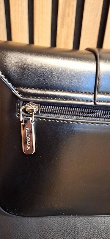 Mona torbice/crna. - Materijal: veštačka koža glatke teksture - na lalafo.rs — 4 Mona torbice/crna. - Materijal: veštačka koža glatke teksture - — 4