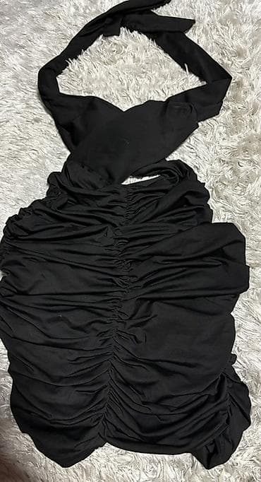 Crna haljina na vezivanje oko vrata (halter), sa efektnim na lalafo.rs Crna haljina na vezivanje oko vrata (halter), sa efektnim