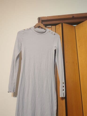 Rebrasta haljina dugih rukava, svetlosive boje. - Kroj: uska silueta na lalafo.rs Rebrasta haljina dugih rukava, svetlosive boje. - Kroj: uska silueta