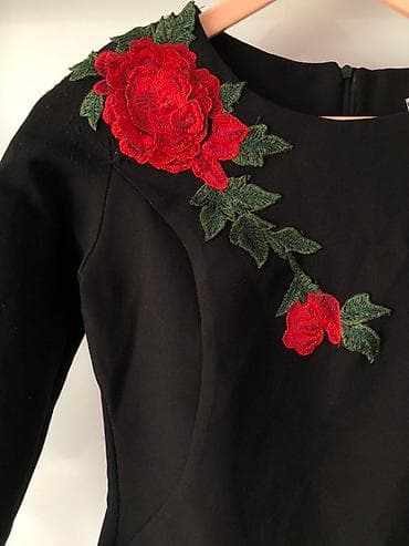 kom sa etiketom: Elegantna crna haljina do kolena, sa ugrađenim veženim cvetnim motivom at lalafo.rs — 2 kom sa etiketom: Elegantna crna haljina do kolena, sa ugrađenim veženim cvetnim motivom — 2