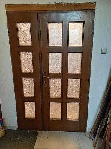 Drvena dvokrilna ulazna vrata sa staklenim ispunama - Materijal: puno na lalafo.rs Drvena dvokrilna ulazna vrata sa staklenim ispunama - Materijal: puno