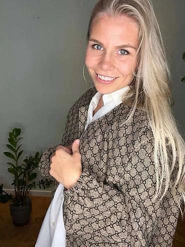 Jackets, Coats, Vests: Ženska bomber jakna sa printom monograma - Kroj: oversize/bomber at lalafo.rs — 2 Jackets, Coats, Vests: Ženska bomber jakna sa printom monograma - Kroj: oversize/bomber — 2