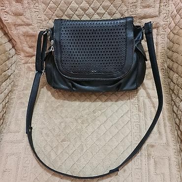 Crna ženska torba preko ramena sa podesivim kaišem. Prednji preklop je na lalafo.rs — 2 Crna ženska torba preko ramena sa podesivim kaišem. Prednji preklop je — 2