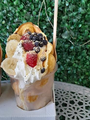 Bubble waffle desert u čaši. - Sveže pečena bubble vafla, servirana na lalafo.rs — 3 Bubble waffle desert u čaši. - Sveže pečena bubble vafla, servirana — 3