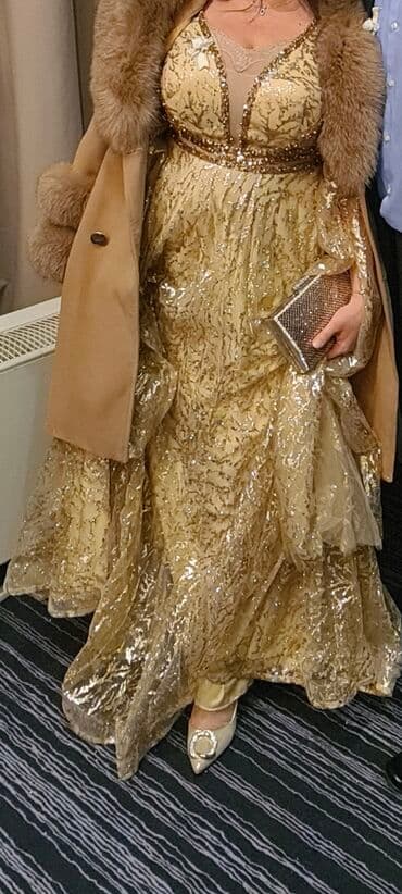 Svečana duga haljina u zlatnoj boji sa sjajnim šljokicama i bogatim na lalafo.rs Svečana duga haljina u zlatnoj boji sa sjajnim šljokicama i bogatim
