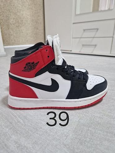 Nike Air Jordan patike – veličina 39 - Model: visoki na lalafo.rs Nike Air Jordan patike – veličina 39 - Model: visoki