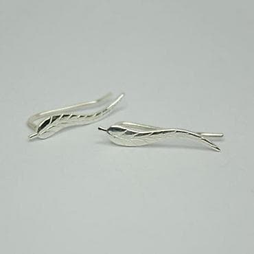 Posrebrene minđuše penjalice - Dizajn: elegantne penjalice u obliku na lalafo.rs Posrebrene minđuše penjalice - Dizajn: elegantne penjalice u obliku