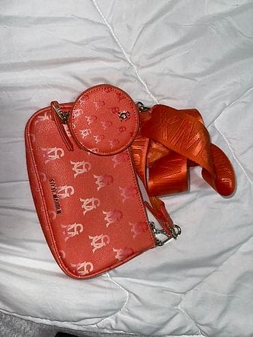 Modna torbica preko ramena u jarko narandžastoj boji sa monogram at lalafo.rs — 1 Modna torbica preko ramena u jarko narandžastoj boji sa monogram — 1