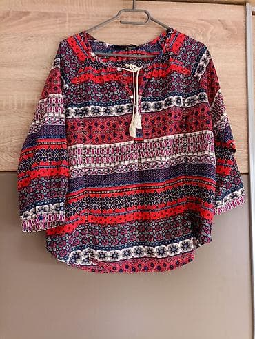 Bluza sa etno dezenom, pretežno crvene boje sa plavim i belim na lalafo.rs Bluza sa etno dezenom, pretežno crvene boje sa plavim i belim