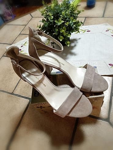 Скроз нове оригинал сандале, преврнута кожа. Висина штикле 7 цм na lalafo.rs — 7 Скроз нове оригинал сандале, преврнута кожа. Висина штикле 7 цм — 7