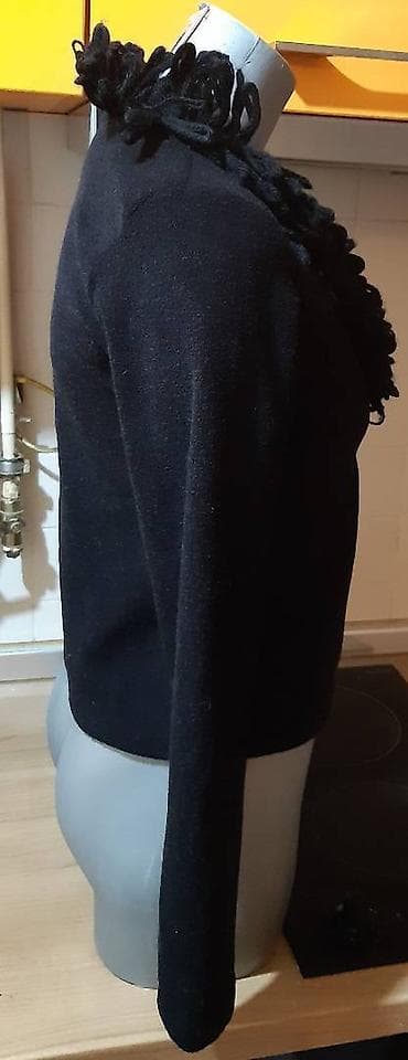 Crni ženski kardigan/blejzer sa dugim rukavima. Model je strukiran na lalafo.rs — 3 Crni ženski kardigan/blejzer sa dugim rukavima. Model je strukiran — 3