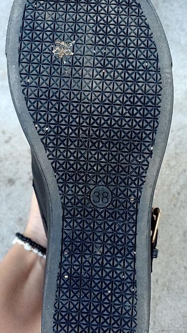 Crne visoke patike sa izraženim zlatnim detaljima. - Dizajn: High-top at lalafo.rs — 5 Crne visoke patike sa izraženim zlatnim detaljima. - Dizajn: High-top — 5