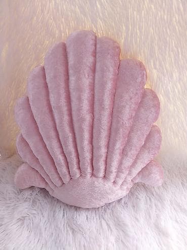 Dekorativni jastuci u obliku školjke - Set od dva plišana jastuka na lalafo.rs — 7 Dekorativni jastuci u obliku školjke - Set od dva plišana jastuka — 7